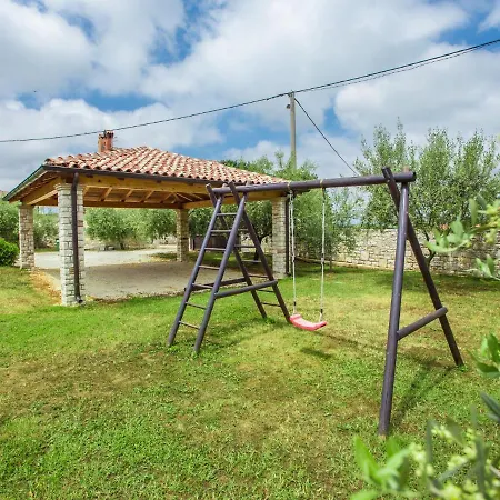 In Medvidici With Pool Near Porec